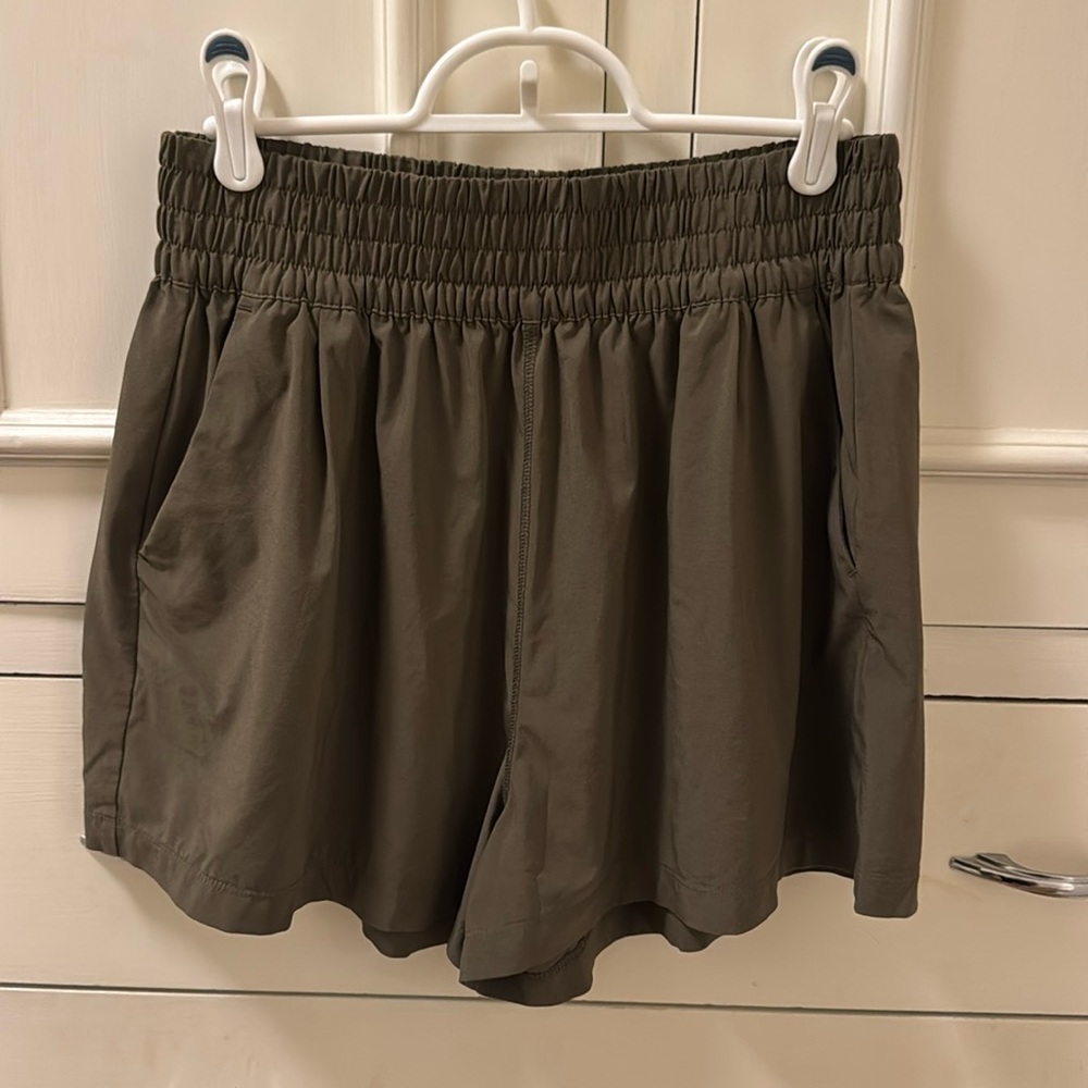 High waisted green vuori short size M with pockets